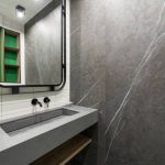 Optimisez l’espace avec du carrelage rectangulaire dans une petite salle de bain