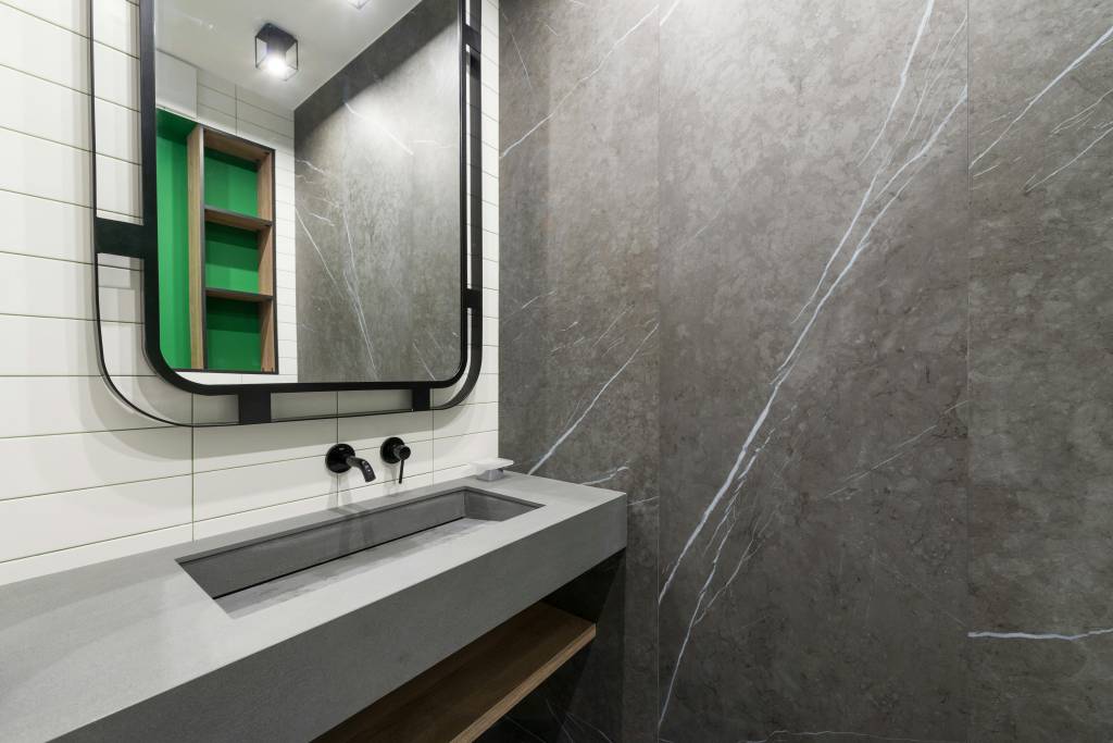 Optimisez l’espace avec du carrelage rectangulaire dans une petite salle de bain